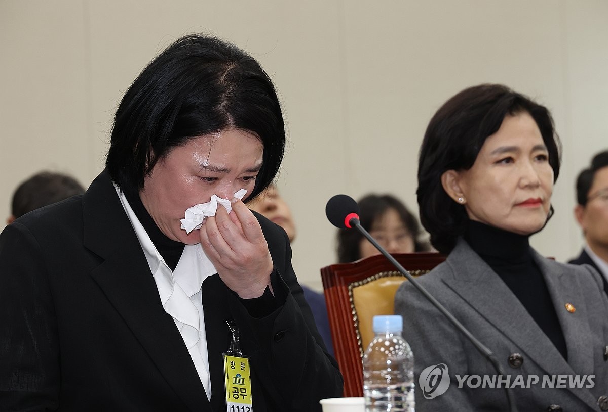 장연미 씨의 눈물 속에서의 모습, 끊임없는 아픔과 슬픔: 고 오요안나 MBC 기상캐스터 사망 사건 관련 전체회의에서의 감동적인 순간