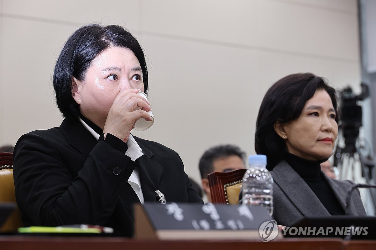 장연미 씨의 눈물 속에서의 모습, 끊임없는 아픔과 슬픔: 고 오요안나 MBC 기상캐스터 사망 사건 관련 전체회의에서의 감동적인 순간