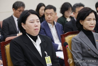 눈 감고 생각에 잠긴 고 오요안나씨 어머니