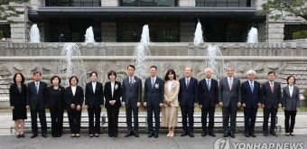 퇴임 기념 촬영하는 문형배-이미선 헌법재판관