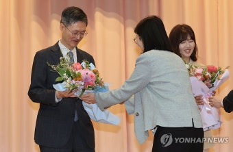 퇴임 축하 꽃다발 받는 문형배 헌재소장 권한대행