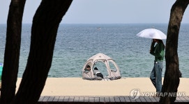 백사장에 등장한 그늘막 텐트