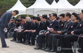 기념사 마치고 인사하는 한덕수 권한대행