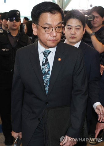 최상목 부총리, 한미통상 협의차 출국