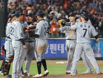 8연승 기쁨 나누는 한화 선수들