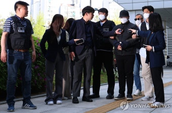 영장심사 출석하는 미아동 마트 흉기 난동 피의자