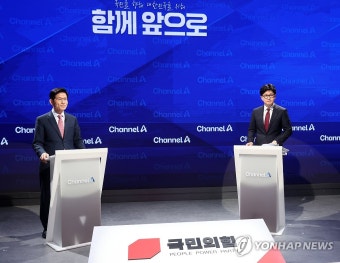 2차 경선 토론 전 대화하는 김문수-한동훈 후보