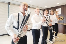 佛 클라리넷 앙상블 레봉벡 관객 울고 웃기는 연주 선보이죠