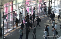 화재 연기로 대피하는 코엑스 관람객