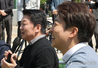 '이준석과 AI 토크 콘서트' 발언하는 안철수