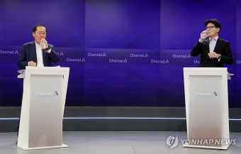 물 마시는 한동훈-홍준표 후보