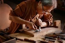 나무판에 담긴 예술혼…국가유산진흥원, 각자장 사제동행 展