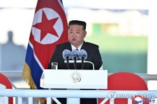 신형구축함 진수식서 연설하는 김정은