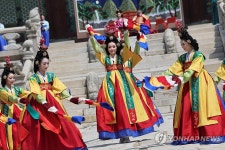 무용수들의 화려한 움직임