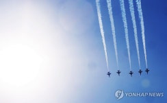 파란 봄 하늘과 블랙이글스