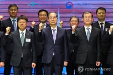 한덕수 권한대행, 해외건설 수주 60주년 기념촬영