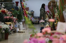 어버이날 앞두고 꽃시장 찾은 시민