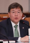 의원 질의에 답변하는 배형원 법원행정처 차장