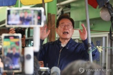 인제 전통시장에서 연설하는 이재명 후보