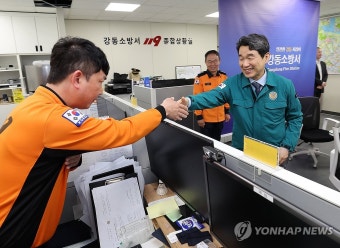 이주호 권한대행, 연휴 안전관리 소방대원 격려