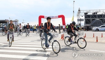 자전거 타는 김민재 행정안전부 차관보