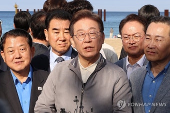김문수 대선 후보 선출 관련 질문에 답하는 이재명 후보