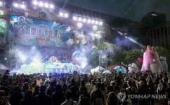 야외 EDM 파티 공연 열린 서울광장