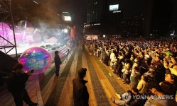 야외 EDM 파티 공연 열린 서울광장