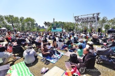 모두 함께 즐기는 서커스 공연
