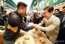 증평장뜰시장 상인과 인사하는 이재명 대선 후보