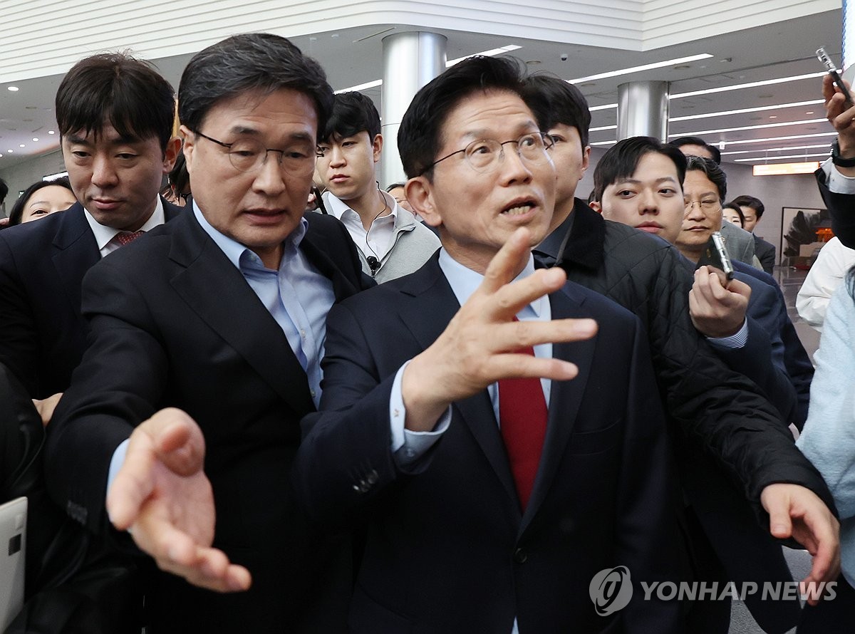 김문수, 무소속 한덕수와 단일화 논의 위해 일정 중단 선언