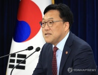 발언하는 김병환 위원장