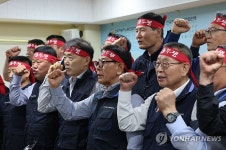 구호 외치는 전국자동차노동조합연맹 대표자들