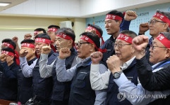 구호 외치는 전국자동차노동조합연맹 대표자들
