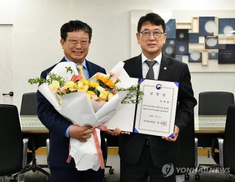 최응천 국가유산청장, 신임 국가유산진흥원장에게 임명장 수여