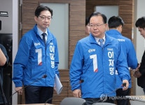 입장하는 김부겸-김경수 총괄선대위원장