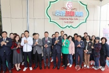 시민들과 기념촬영하는 오세훈 시장