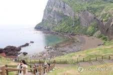 성산일출봉 찾은 관광객들