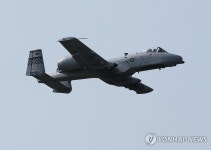 비행하는 A-10 공격기