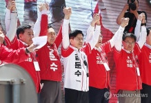 울산 뉴코아아울렛 앞에서 유세하는 김문수 후보