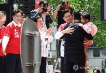 울산 뉴코아아울렛 앞에서 유세하는 김문수 후보