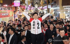 남구신정시장에서 인사하는 김문수 후보