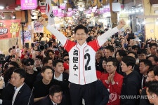 남구신정시장에서 인사하는 김문수 후보