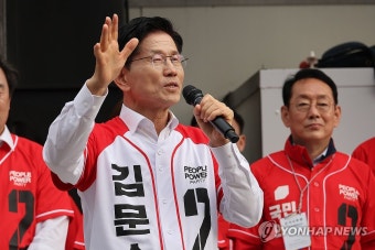 부산 자갈치 시장에서 유세하는 김문수 후보