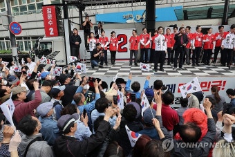부산 자갈치 시장에서 유세하는 김문수 후보