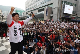 부산 자갈치 시장에서 유세하는 김문수 후보