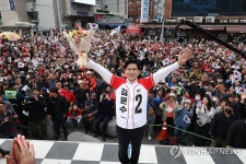 부산 자갈치 시장에서 유세하는 김문수 후보