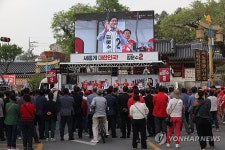 김문수 후보 유세 보는 밀양시민들