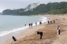 중문해수욕장 찾은 수학여행단