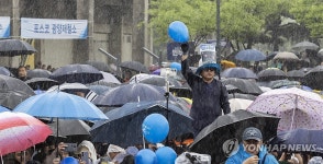 폭우 속 이재명 후보 연설 지켜보는 광양 시민들
